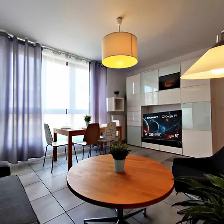 Fully Equipped, Comfortable And Modern With A Balcony, Very Close To The Center, Garage Available In The Building * Krakau