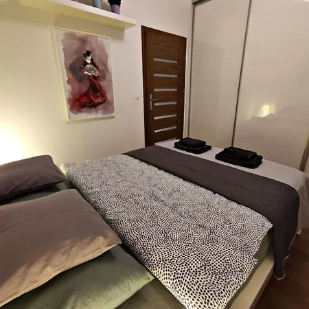 Fully Equipped, Comfortable And Modern With A Balcony, Very Close To The Center, Garage Available In The Building Apartmán Krakov