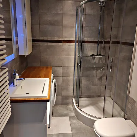 דירה Fully Equipped, Comfortable And Modern With A Balcony, Very Close To The Center, Garage Available In The Building