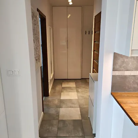 Fully Equipped, Comfortable And Modern With A Balcony, Very Close To The Center, Garage Available In The Building קרקוב